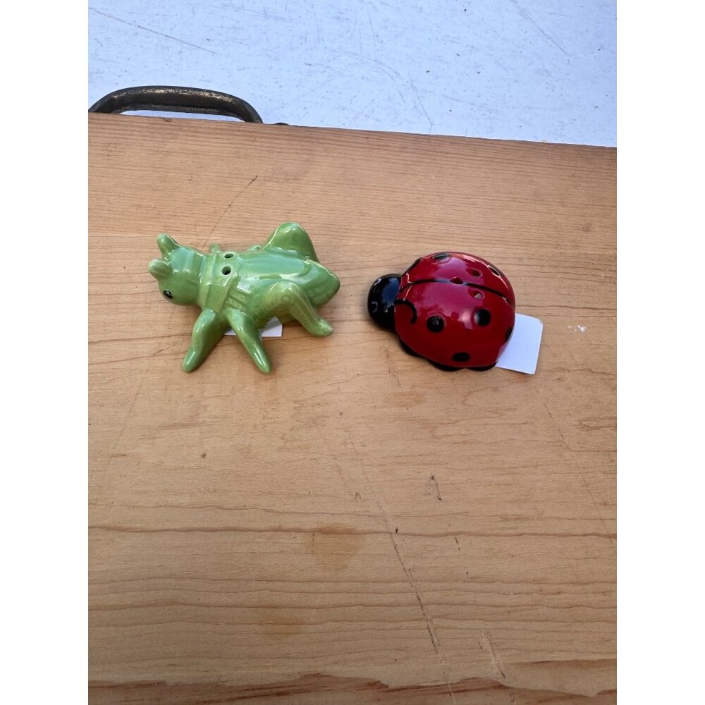 Cracker Barrel Ladybug Grasshopper Salt Pepper Shakers Set New - Picture 6 of 6